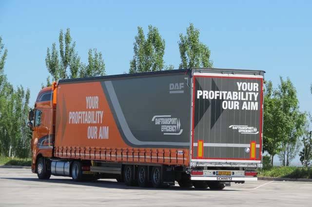 Esta tractora DAF XF Low Deck, plataforma baja, sólo debe enganchar semis tipo Mega de gran volumen.